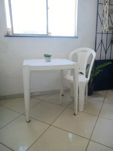 Mesa de plástico com 1 cadeira