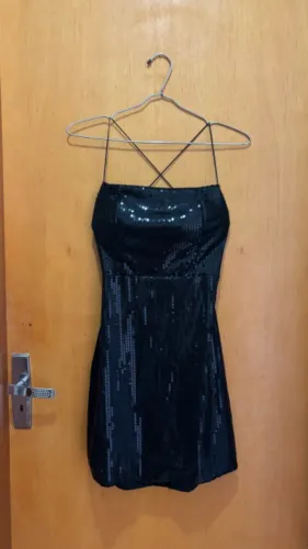 Vestido de festa curto preto de paetê - TAM M