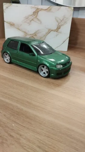 Miniatura colecionável Maisto 1:24 modelo Golf R32