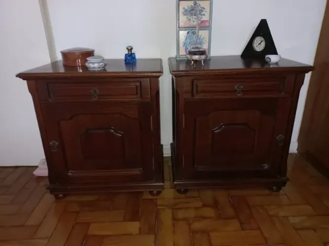 2 Criados-mudos - madeira maciça - gaveta e gabinete