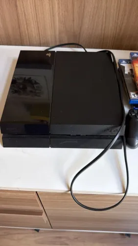 PS4 Sony preto com 2 controle