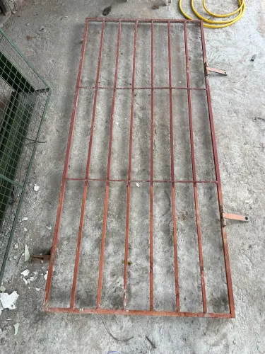 Grade de ferro para proteção de porta 300,00