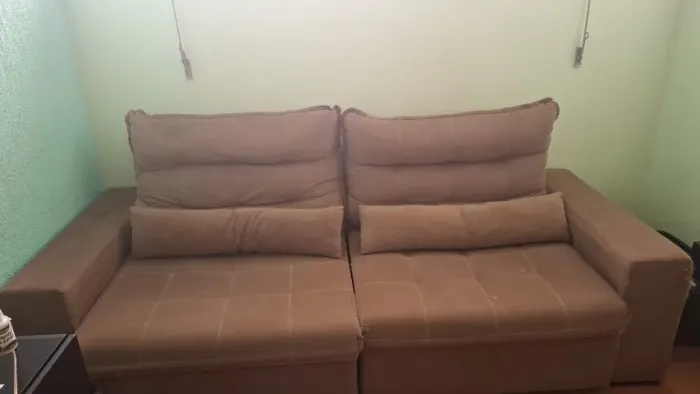 sofa grande - retrátil com almofadas.