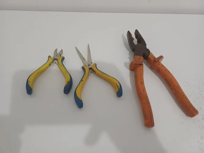 Alicates três unidades
