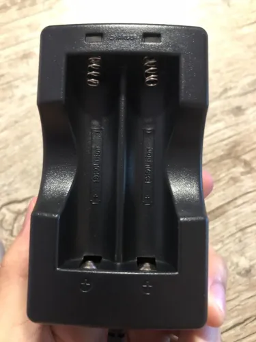 Carregador de Pilhas Li-ion CHARGER