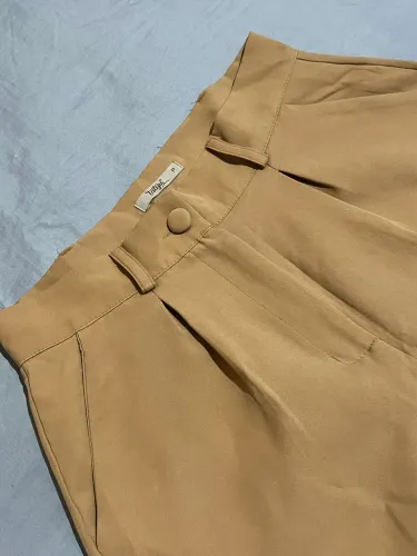 Calça de alfaiataria nude