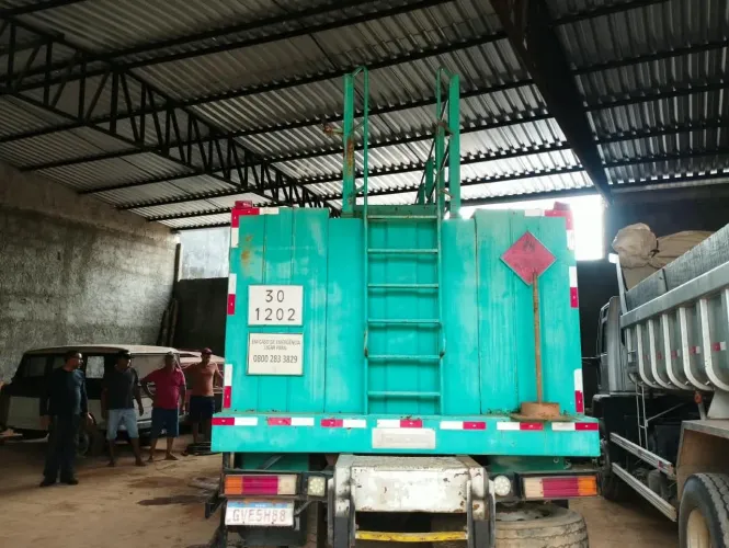 Tanque comboio de lubrificação e abastecimento. 