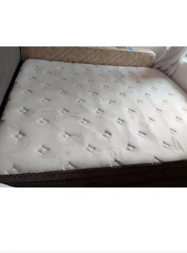 Cama Queemm usada bom estado, precisa higienizar ela não entrego, troco por balcão DE COZ