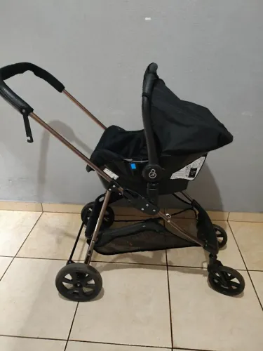 Carrinho de bebê com bebê conforto e base para carro
