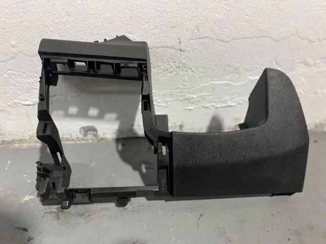 Moldura caixa de fusível Onix plus 1.0 2020/2026