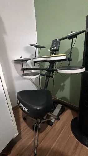 Bateria eletrônica Roland TD1K - Usada - Com banquinho