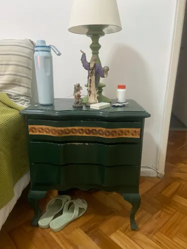 Mesa de cabeceira em madeira