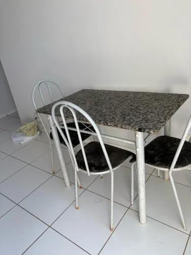 VENDO MESA DE MARMORE COM 4 CADEIRAS