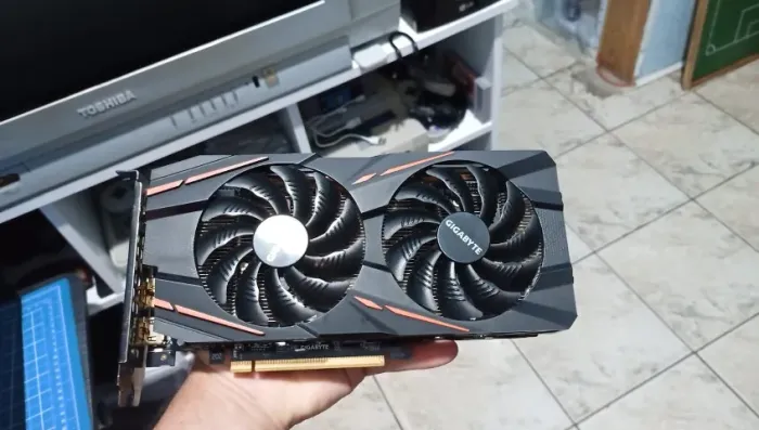 RX 590 Gigabyte 8GB de VRAM rev. 2.0 (Com Backplate metálico da rev 1.0)