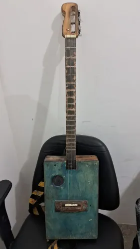 Cigar Box Guitar - CBG, 3 cordas e reverb de mola! Pra levar!