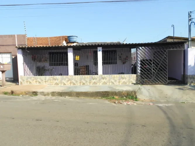 CASA PRÓXIMO A AV. JATUARANA, 03 QUARTOS COM SUÍTE.