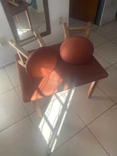 Vende-se mesa com banquinhos 