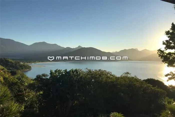 Terreno em condomínio fechado com vista espetacular para o mar e acesso a praia privativa.