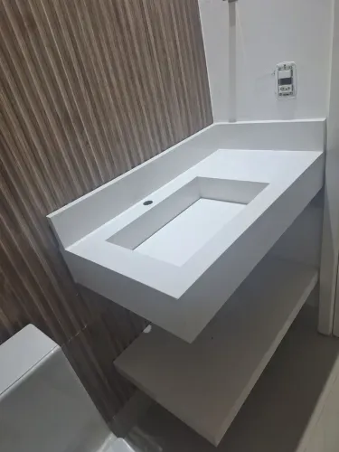 Bancadas esculpidas em porcelanato.