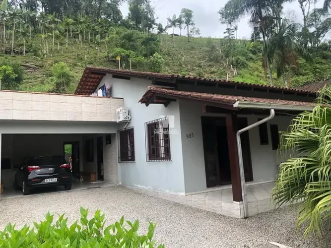 Casa Solta com 2 Dormitórios e 1 Suíte em Brusque .