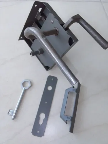Fechadura Antiga de Metal ferro, anos 40, com tramela