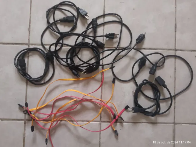 Cabos de energia/força e cabos satas