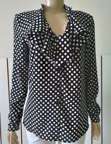 Camisa feminina preta com poa's branco gola com babados manga longa com punhos