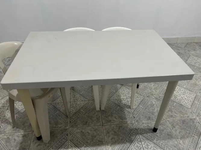 Mesa de plástico retangular com 4 cadeiras ou 4 banquetas