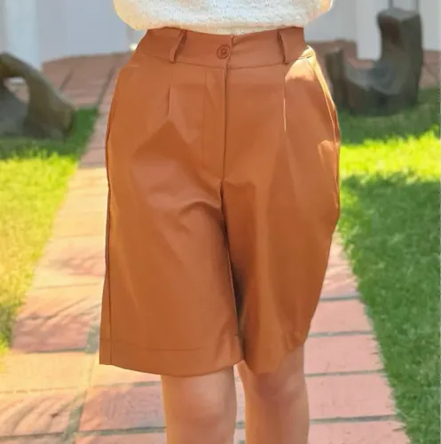Vendo Bermuda Couro Fake na Cor Caramelo Tamanho M Nova