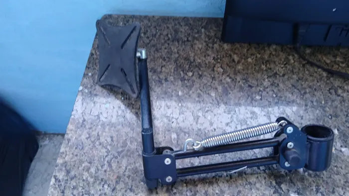 Monitor 19 polegada com hdmi obs ele tem suporte nao tem pe