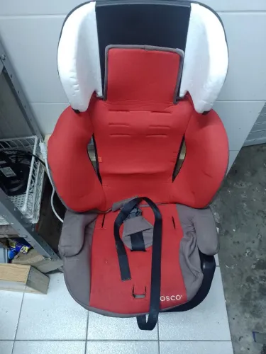 cadeirinha para carro da marca Cosco. 