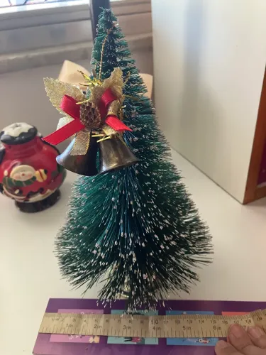 Árvore de Natal de mesa com neve pequena 22cm