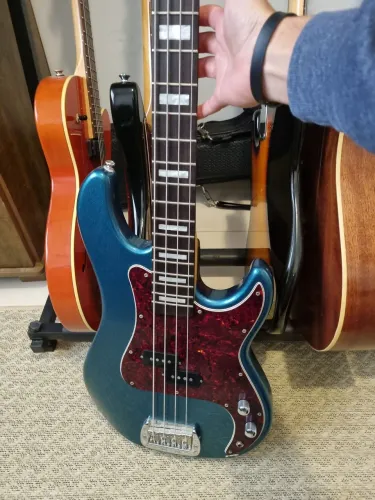 Baixo Elétrico Azul Metálico com Escala em Maple