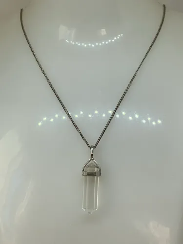 colar de prata com pingente de cristal