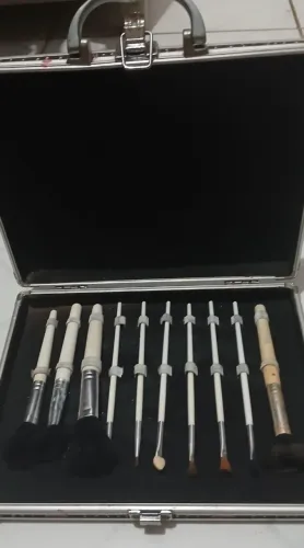 Maleta com pincéis de maquiagem