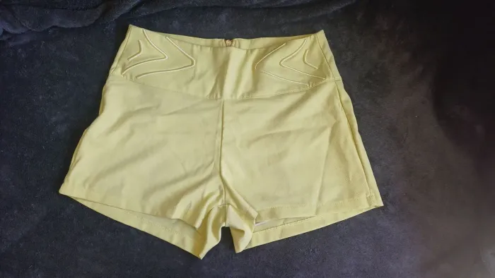 Shorts amarelo com detalhes no cós