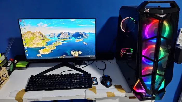PC Gamer com iluminação RGB e design moderno