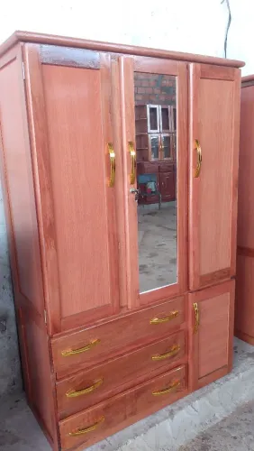 Guarda-Roupa de Madeira com Espelho