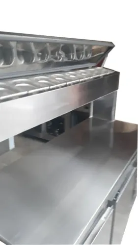 Condimentadora com tampo liso e com pista fria elevada, em aço inox 430 ou 304..
