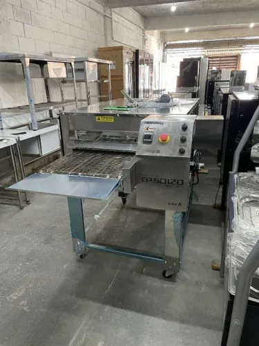 Forno esteira a gás para pizza 50/120 com cavalete Tecnopizza (Ester) 