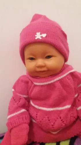 Boneca bebê com roupas cor de rosa