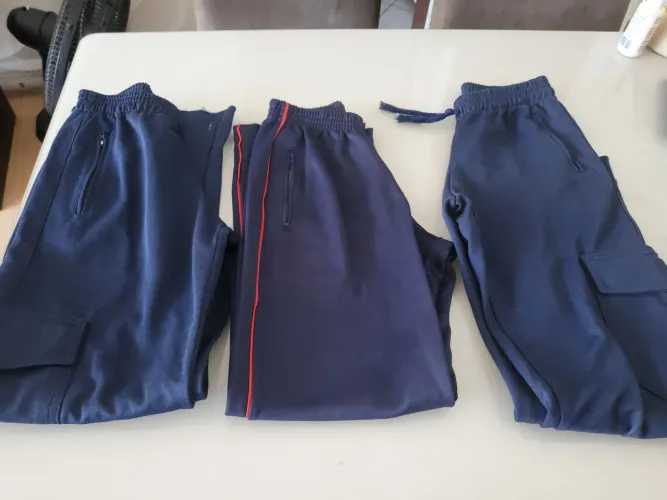 Vendo Calças escolar material muito bom para a sua criança leia o anuncio