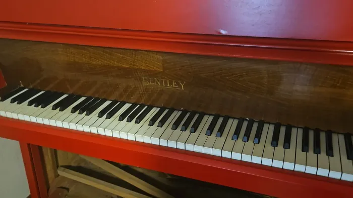 Piano inglês Bentley década de 50. Antiguidade Vintage. Decorativo.