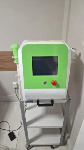Equipamento de Criofrequência e Radiofrequência ADOXY
