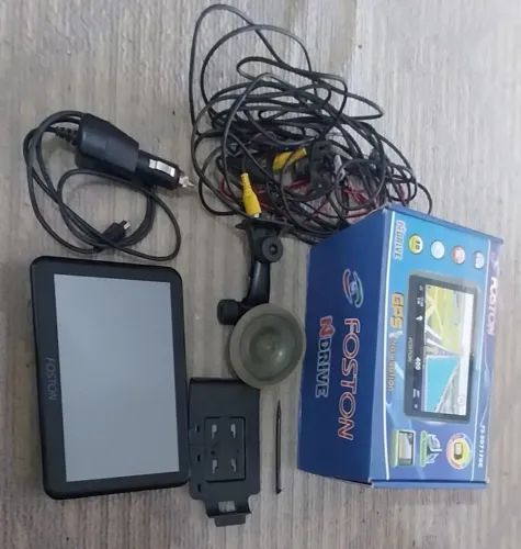 Gps marca foston 7 polegadas completo com caneta e suporte para parabrisa e camera de re .