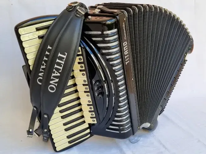 Acordeon 120 baixos Titano Cosmopolitan Polifônica