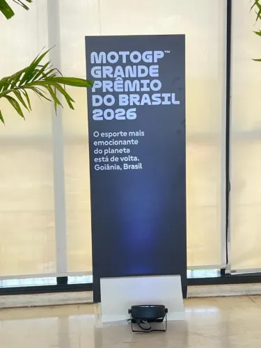 Locação de Totens Adesivados para Eventos Corporativos em Goiânia Sinalização Profissional