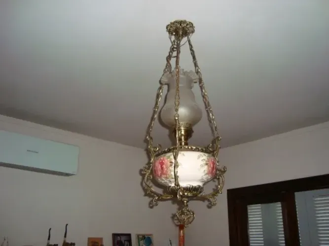 Pendente em bronze e porcelana pintado a mão