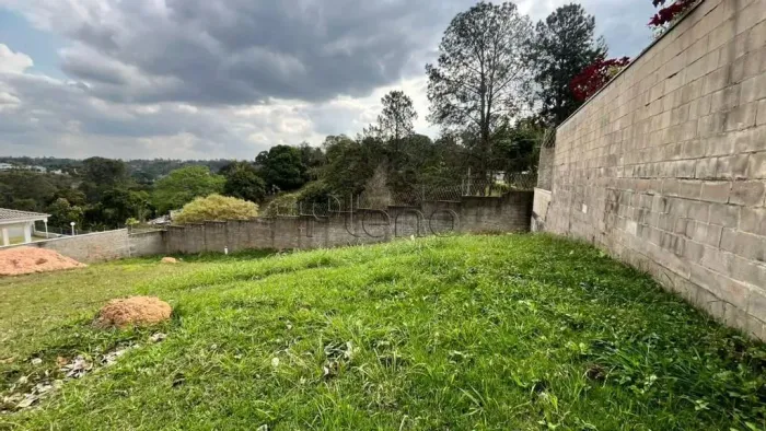 Terreno à Venda no Condomínio Athenas em Valinhos, no bairro Jardim Paiquere.