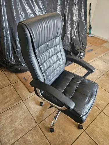 Cadeira de escritório rodinhas estilo Diplomata, ajustes, suspensão e couro